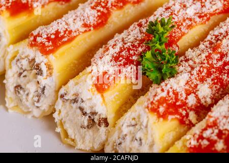 Grosses pâtes cannelloni à base de ricotta, de parmesan et de champignons. Gros plan. Banque D'Images