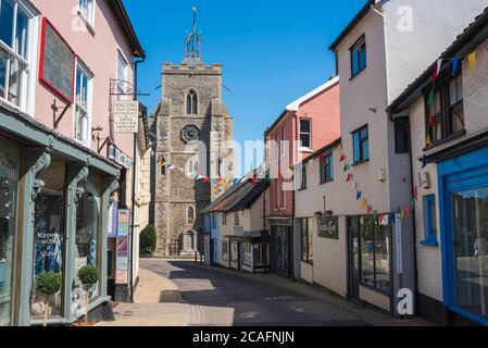 Ville britannique, vue en été de l'église paroissiale de St Mary et boutiques indépendantes à St Nicholas Street, DISS, Norfolk, East Anglia, Angleterre, Royaume-Uni Banque D'Images