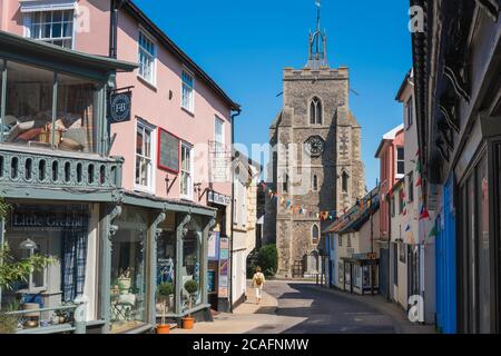 DISS Norfolk UK, vue en été de l'église paroissiale de St Mary et des magasins indépendants à St Nicholas Street, DISS, Norfolk, East Anglia, Angleterre, Royaume-Uni Banque D'Images