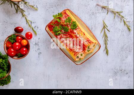 Pâtes Jumbo cannelloni sur plaque avec tomates cerises. Banque D'Images