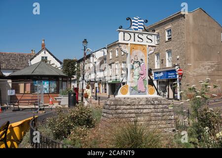 DISS UK, vue en été de l'enseigne de la ville de DISS située à Mere Street, Norfolk, East Anglia, Angleterre, Royaume-Uni Banque D'Images