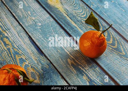 Deux tangerines avec feuille verte sur table en bois. Banque D'Images