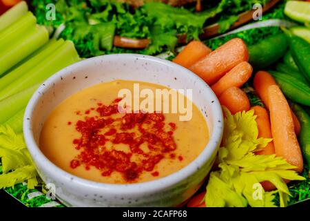 Assiette de légumes saine avec trempette de mayonnaise chaude en gros plan. Banque D'Images