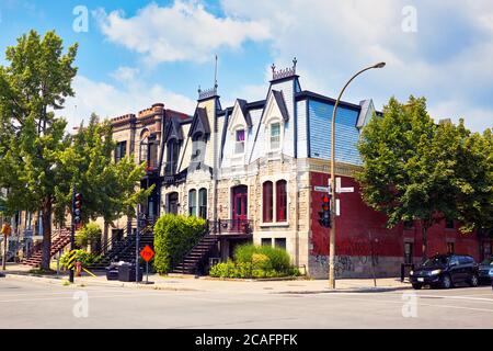 Montréal, Canada - juin 2018 : maison traditionnelle en pierre sur la rue Cherrier à Montréal, Québec, Canada. Banque D'Images