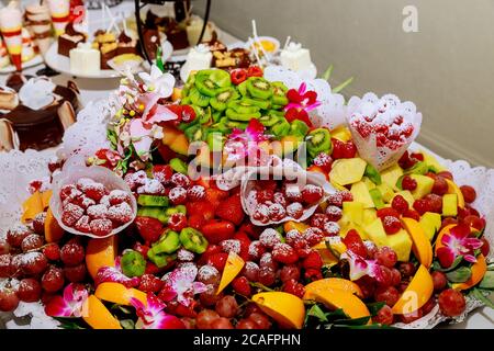 Immense assiette de fruits frais sains sur la table au restaurant. Banque D'Images
