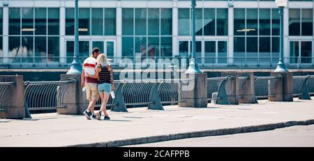 Montréal, Canada - juin 2018 : jeune couple canadien marchant dans la rue du vieux port de Montréal, Québec, Canada. Banque D'Images