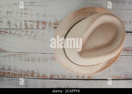 Chapeau de style Panama en paille. Sur table en bois Banque D'Images