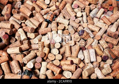 Montréal, Canada - juin 2018 : grande pile de bouchons de vin de différentes marques. Banque D'Images
