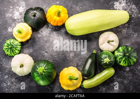 L'été s'accrousse sur fond de béton texturé avec espace d'imitation, vue du dessus Banque D'Images