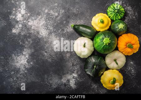 L'été s'accrousse sur fond de béton texturé avec espace d'imitation, vue du dessus Banque D'Images