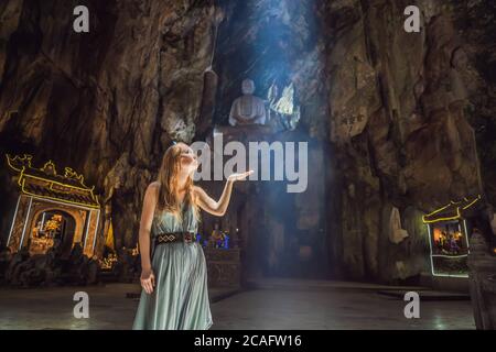 Jeune femme touriste dans la grotte de Huyen Khong avec des sanctuaires, des montagnes de marbre, Vietnam Banque D'Images