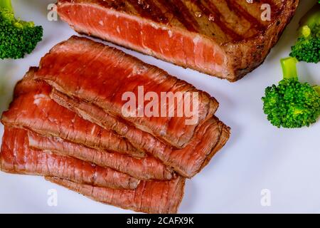 Émincé de bœuf grillé et rôti au brocoli sur une assiette blanche. Gros plan. Banque D'Images