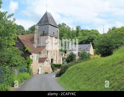 Église Saint Genest dans le village de Lavardin membre des plus Beaux villages de France, Loir et cher, France Banque D'Images