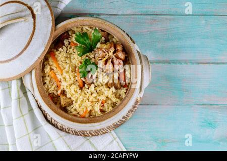 Pilaf à la carotte, à l'ail et à la viande. Cuisine ouzbek. Banque D'Images