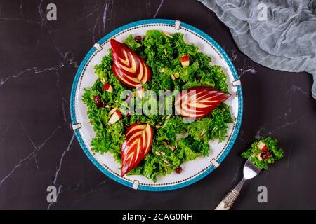 Salade de kale fraîche antioxydante avec des tranches de pomme rouge et de canneberge. Banque D'Images