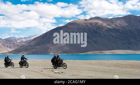 Ladakh, Inde - Rider au lac Pangong vue entre Merak et Maan à Ladakh, Jammu et Cachemire, Inde. Banque D'Images