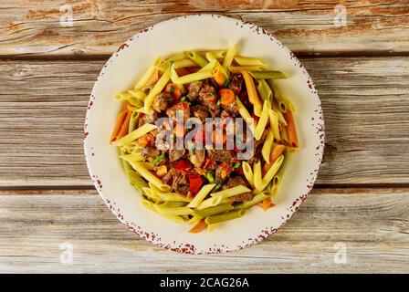 Colorer les pâtes de penne avec de la viande dans la sauce et les légumes. Cuisine italienne. Banque D'Images