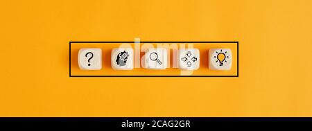 Le processus de formation ou de création d'idées et de résolution de problèmes. Penser, analyser, rechercher, recueillir des informations et des icônes d'idée sur des cubes en bois. Banque D'Images