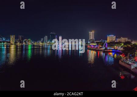 Da Nang, Vietnam, 25.07.2020: Nuit sur le front de mer de Da Nang, arbre éclairé avec des coeurs. Pont de la rivière Dragon au-dessus de la rivière Han, pont Cau Rong Rong à Da Nang Banque D'Images