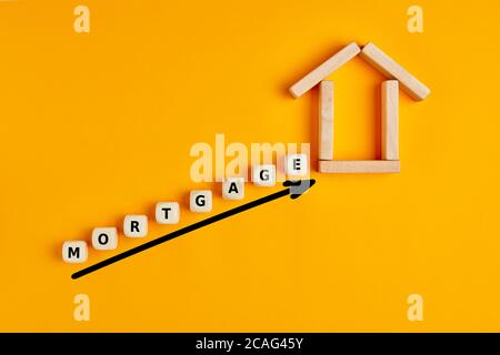 Modèle d'une maison en bois et escalier en bois formé de blocs de bois avec le mot hypothèque. Conept d'acheter une maison avec hypothèque. Banque D'Images