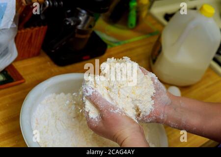 Faire de la pâte pour cuire du pain au fromage appelé chipa. Cuisine du Paraguay. Banque D'Images