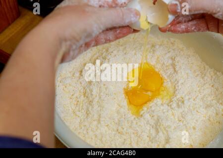 Faire de la pâte pour cuire du pain au fromage appelé chipa. Cuisine du Paraguay. Banque D'Images