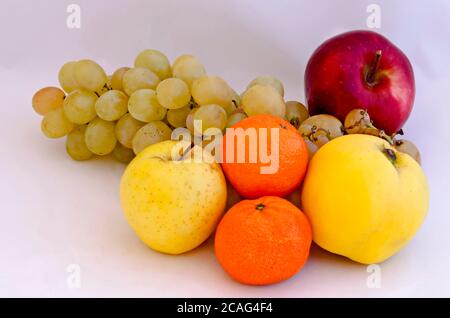 Groupe de différents fruits frais mûrs - pomme, coing, raisins et oranges, Sofia, Bulgarie Banque D'Images