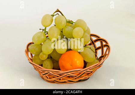 Raisins frais mûrs orange et blancs en panier, prêts à manger, Sofia, Bulgarie Banque D'Images