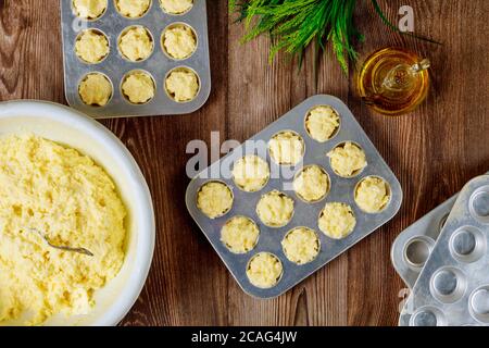 Faire de la pâte pour cuire du pain au fromage appelé chipa. Cuisine du Paraguay. Banque D'Images