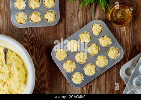 Faire du pain au fromage appelé chipa. Pâte crue dans un moule à pain. Cuisine du Brésil. Banque D'Images