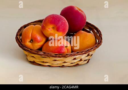 Groupe d'abricots mûrs dans un panier, prêts à manger ou de fond, Sofia, Bulgarie Banque D'Images