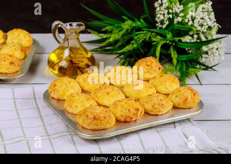 Pain au fromage à base de farine de yuca. Cuisine brésilienne. Banque D'Images