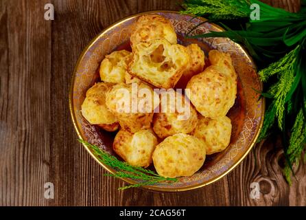 Pain au fromage brésilien cuit à base d'amidon de manioc sur une table en bois. Banque D'Images