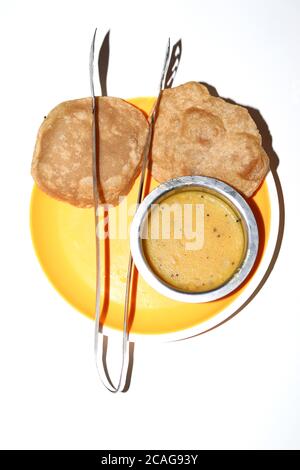 Puri Break rapide, recette Poori sur fond blanc Banque D'Images