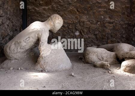 Un plâtre de victimes dans les derniers moments de l'éruption du volcan Vésuve 79 BC. Pompéi, Italie Banque D'Images