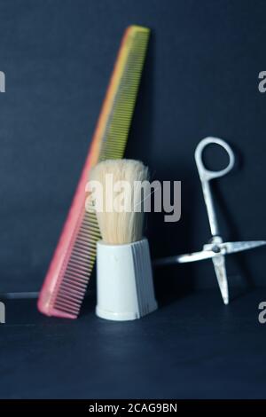 brosse et ciseaux pour coiffeur Banque D'Images