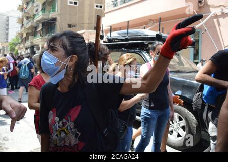 Beyrouth, Liban, 6 août 2020. Le président français Emmanuel Macron, entouré par le peuple libanais, a une discussion de fond. Crersdit: James chehab/ Alamy nouvelles en direct Banque D'Images