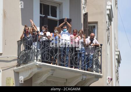 Beyrouth, Liban, 6 août 2020. Le président français Emmanuel Macron, entouré par le peuple libanais, a une discussion de fond. Crersdit: James chehab/ Alamy nouvelles en direct Banque D'Images