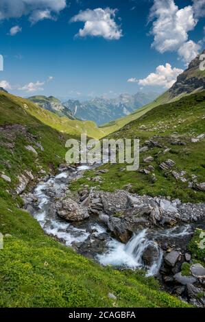 Courbe de la crique sauvage de montagne à Soustal Banque D'Images