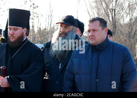 Dnipro ville, Ukraine. 2015-11-28. Le célèbre maire Boris Filatov se trouve dans la rue avec le Métropolitain Simeon et le juif orthodoxe. Banque D'Images