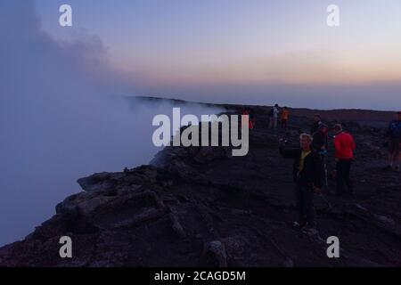 ERTA Ale, Ethiopie - Nov 2018: Groupe de personnes au bord du cratère volcanique d'Erta Ale Banque D'Images