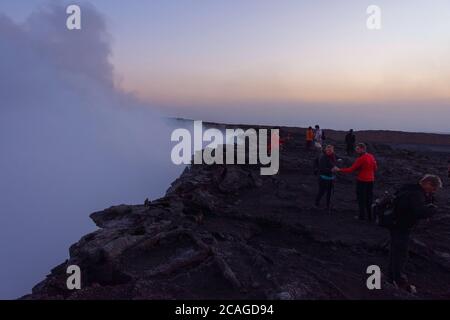 ERTA Ale, Ethiopie - Nov 2018: Groupe de personnes au bord du cratère volcanique d'Erta Ale Banque D'Images