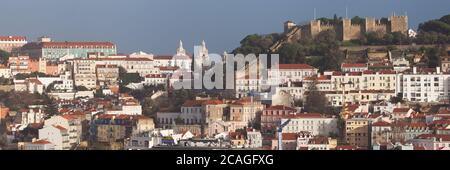 Vue de Miradouro de Sao Pedro de Alcantara, Lisbonne, Portugal. Banque D'Images