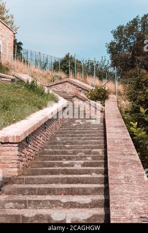 Un escalier en brique dans le parc (Pesaro, Italie, Europe) Banque D'Images