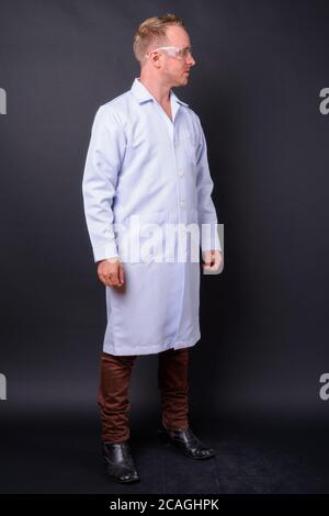 Portrait d'un beau homme blond médecin comme scientifique Banque D'Images