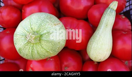 Courgettes vertes et tomates. Fond de légumes. Banque D'Images