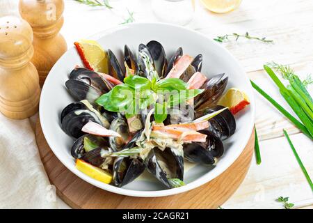 Moules en coquilles cuites dans une sauce crème Banque D'Images
