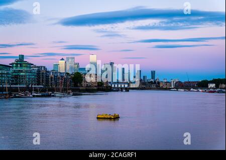 Vue sur Canary Wharf depuis Tower Bridge, avec un ciel rose, Londres Banque D'Images