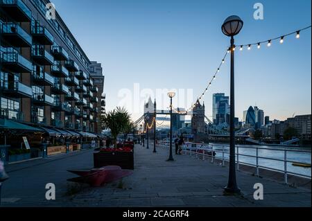 Le long de la rivière depuis Tower Bridge, Butlers Wharf, Londres Banque D'Images