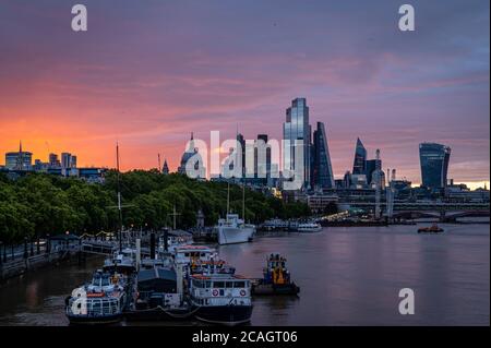 Lever du soleil dans le centre de Londres, avec le soleil qui vient d'apparaître, Londres Banque D'Images